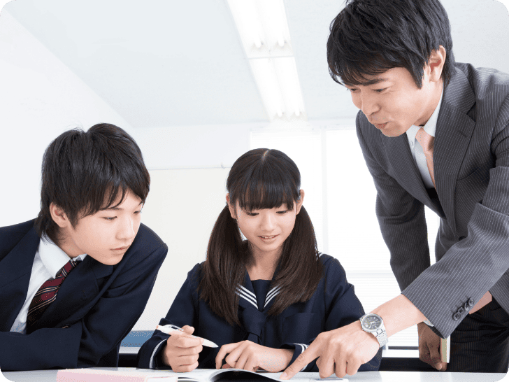 関塾の少人数制授業を受ける先生と中学生のイメージ